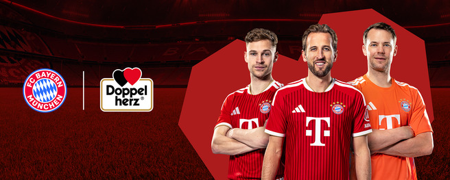 Três jogadores de futebol posam em campo, vestindo uniformes do FC Bayern Munique. Um deles usa camisa vermelha com logotipo do time, enquanto outro veste uma camisa laranja. Ao lado, estão logos de patrocinadores. O fundo é um estádio iluminado em tons vermelhos.